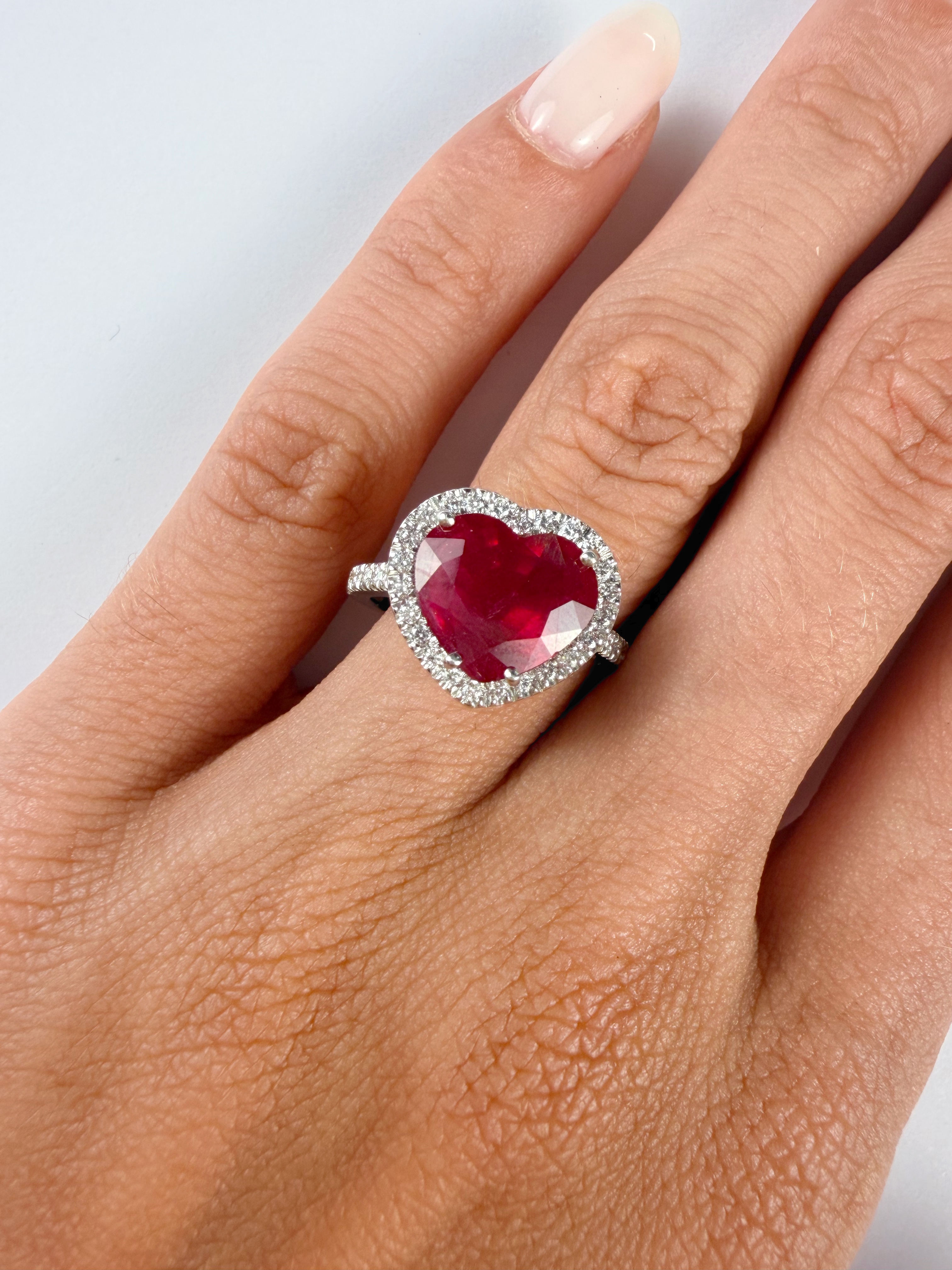 Anello Halo con Rubino taglio cuore — Heritage, Diamond House Roma — vista 4