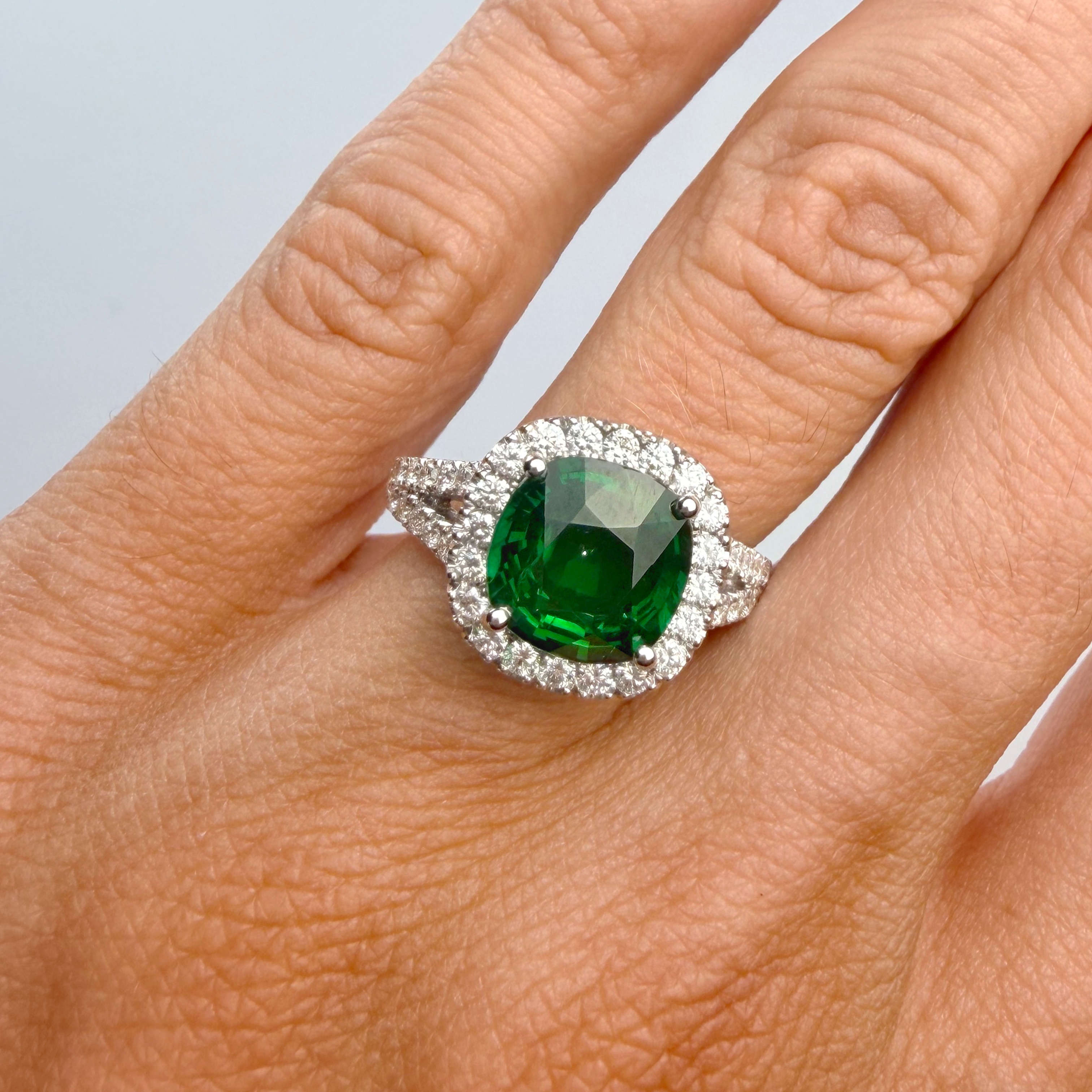 Anello Halo con Tsavorite taglio cuscino — Heritage, Diamond House Roma — vista 4