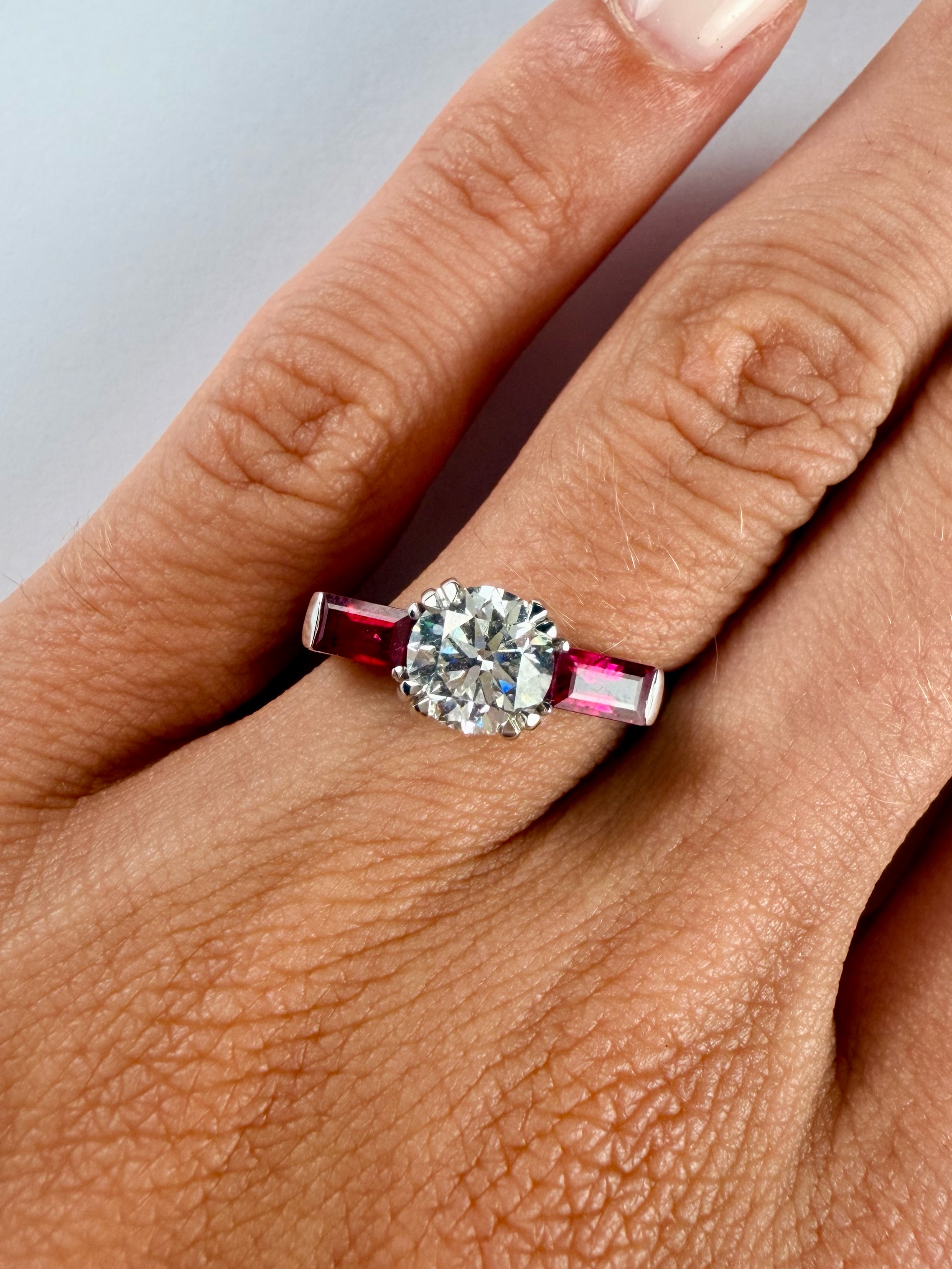 Anello Solitario con Diamante e Rubini taglio baguette — Heritage, Diamond House Roma — vista 3