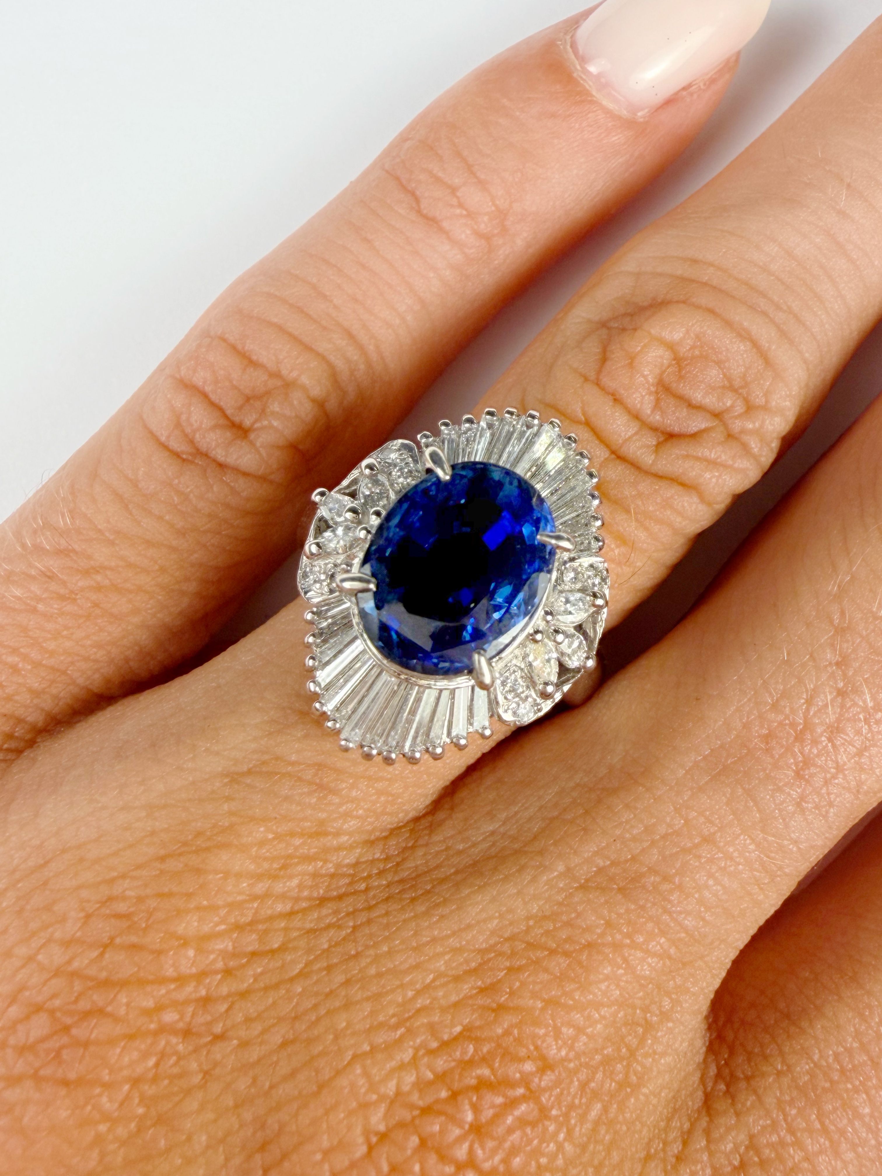 Anello Halo con Zaffiro taglio ovale — Heritage, Diamond House Roma — vista 4